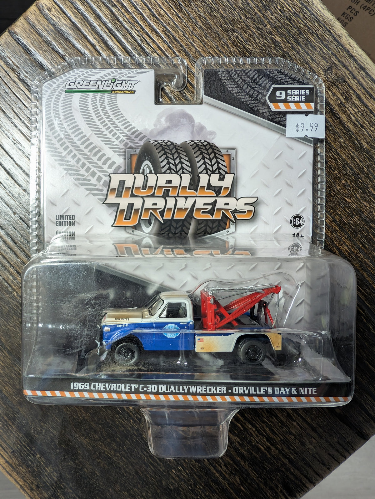 Greenlight Dually Drivers 1969 Chevrolet C-30 Dually Wrecker X4
