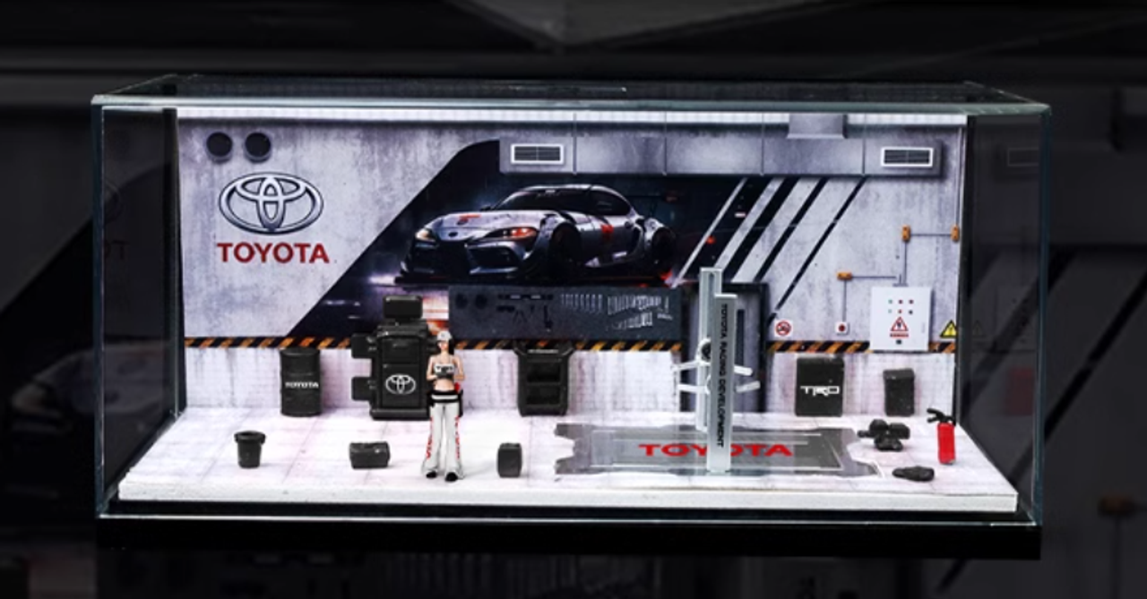 MO925206 HE More Art Toyota Auto Show Booth Diorama